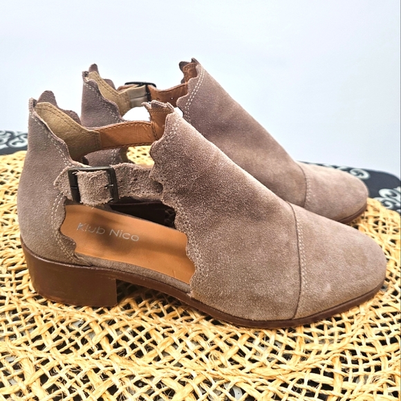 Klub Nico Scalloped Tan Booties Size 7 - Picture 1 of 10